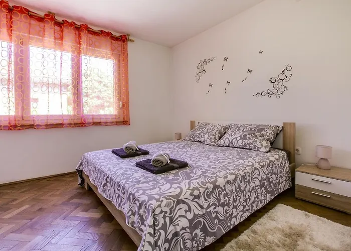 By The Sea - 13502 Pula