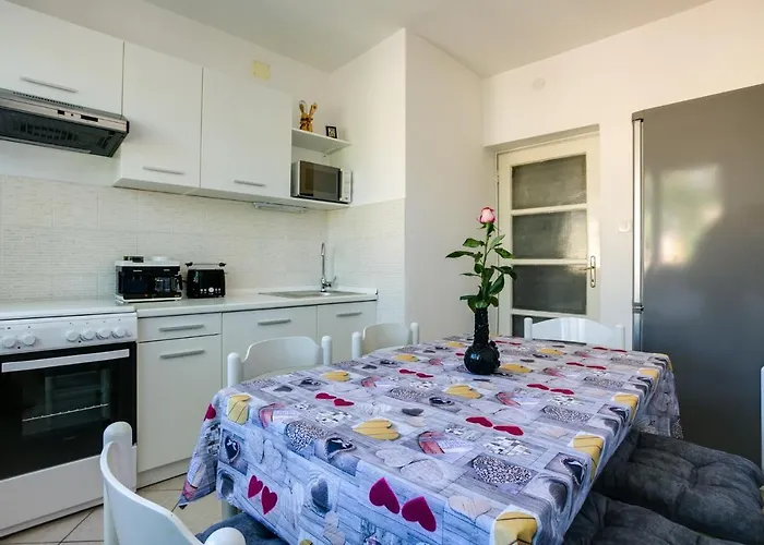 Apartment By The Sea - 13502